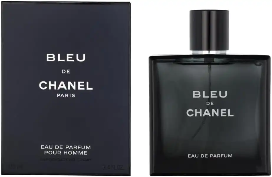 Frasco azul do Bleu de Chanel sobre fundo neutro