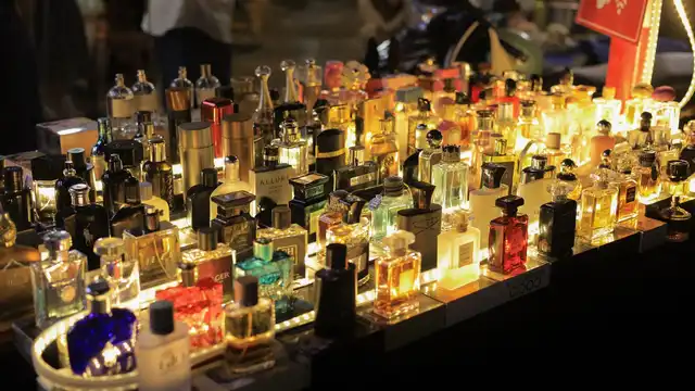 Frascos de perfume sortidos sobre superfície clara, representando a escolha da fragrância ideal