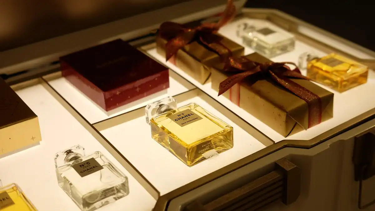 Frascos de perfume Chanel Nº5 em vitrine de loja de luxo com embalagens douradas