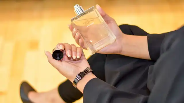 Pessoa aplicando perfume no pulso — uso de deo colônia ou Eau de Toilette no dia a dia
