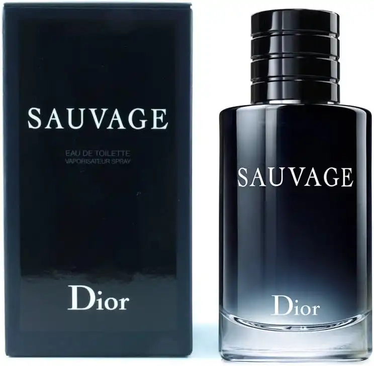 Frasco do Dior Sauvage Eau de Toilette sobre fundo neutro