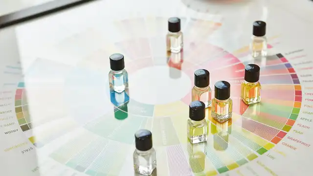 Amostras de perfume em frascos pequenos ilustrando classificação por intensidade