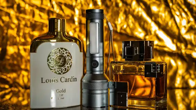 Frascos de perfume dourados evocando fragrâncias árabes femininas de alta fixação