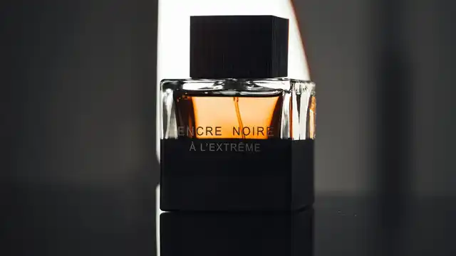 Frasco de colônia masculina em fundo escuro, representando perfumes masculinos da Avon