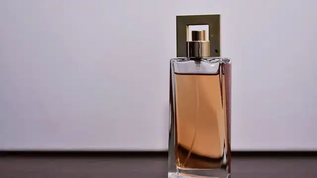 Frasco de Eau de Toilette com spray translúcido sobre fundo claro e elegante