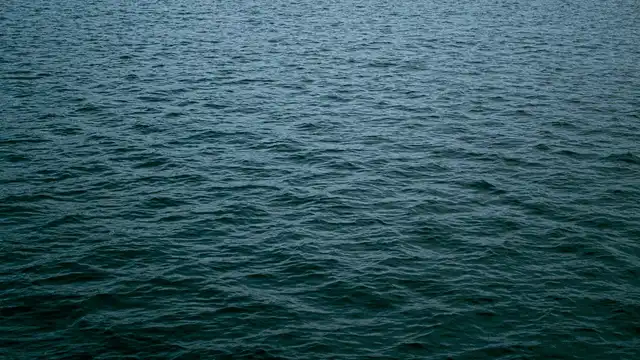 Superfície do mar com ondas suaves em tons de azul profundo — metáfora visual do frescor marinho dos perfumes aquáticos