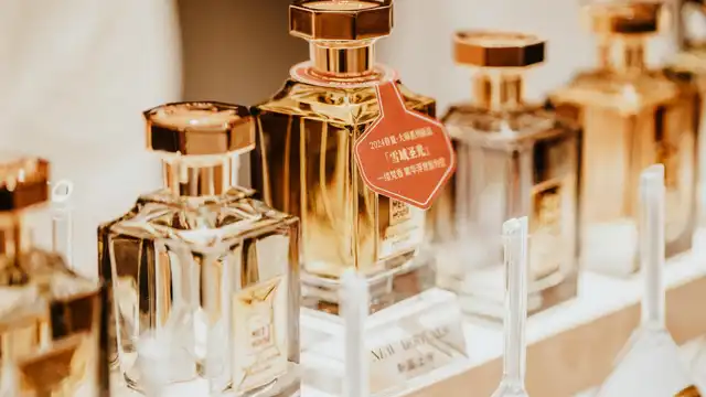 Frascos de perfume de luxo em vitrine de loja com iluminação dourada