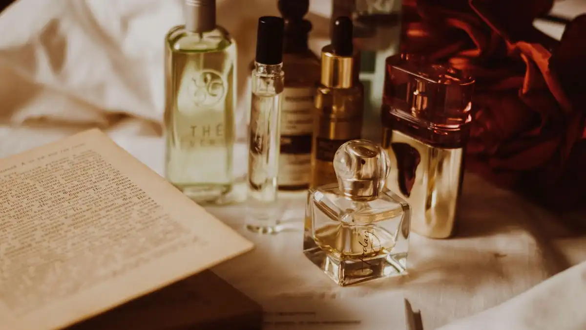 Frasco de perfume com flores representando perfumes árabes femininos acessíveis