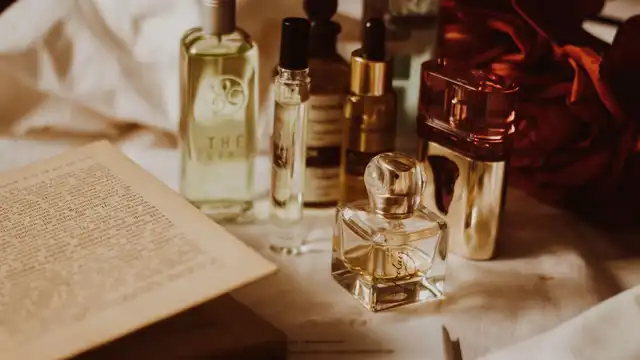 Frasco de perfume com flores representando perfumes árabes femininos acessíveis