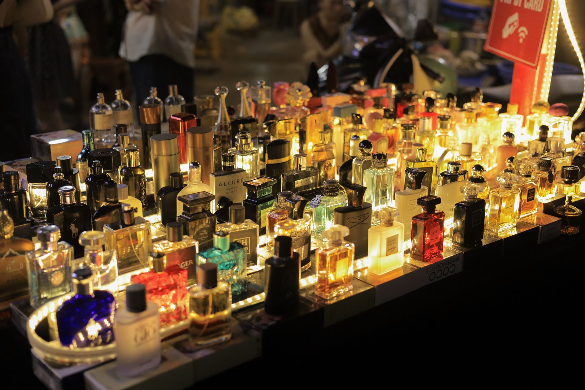 Frascos de perfume sortidos sobre superfície clara, representando a escolha da fragrância ideal