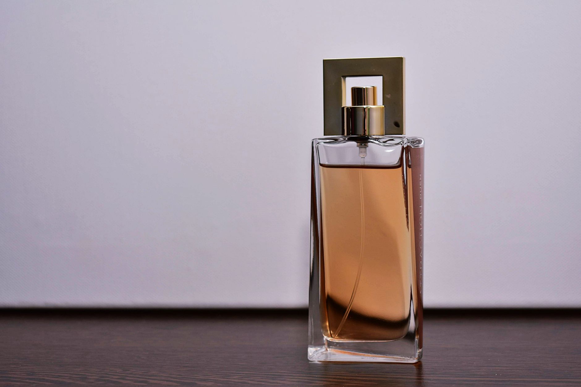 Frasco de Eau de Toilette com spray translúcido sobre fundo claro e elegante