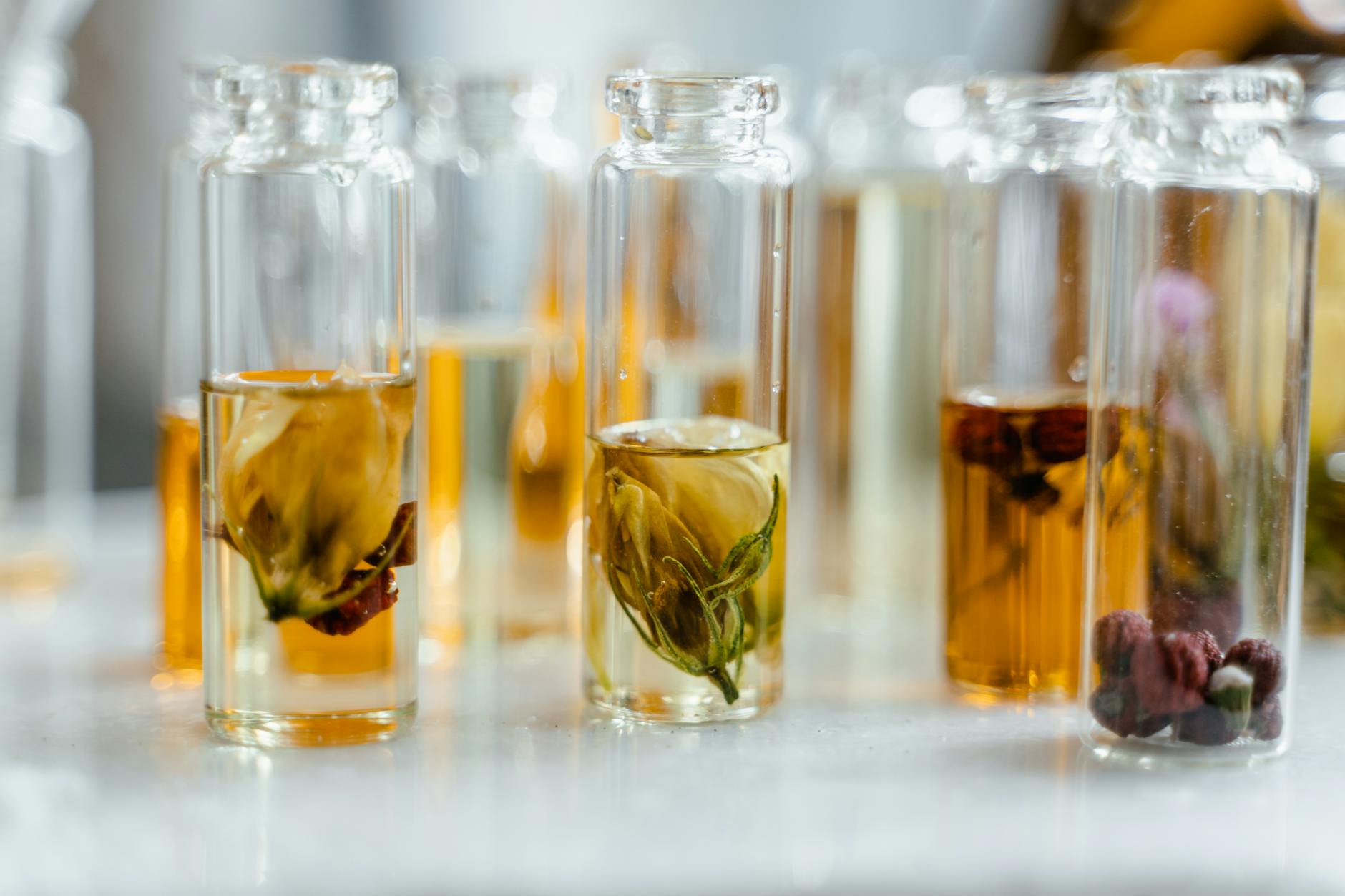 Frasco sofisticado de Extrait de Parfum em ambiente escuro e elegante, simbolizando a fragrância mais concentrada